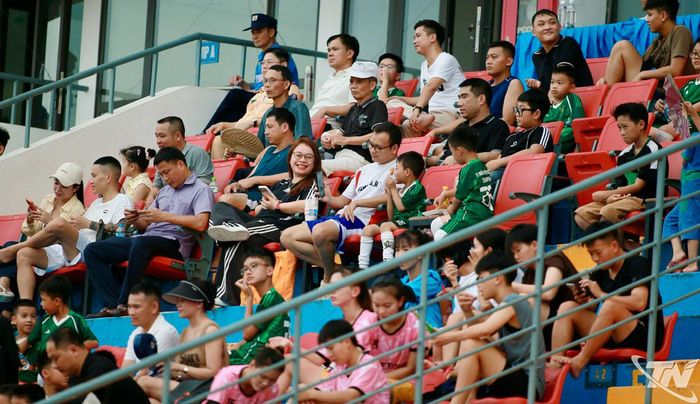 Khá đông khán giả đến Sân vận động Thái Nguyên cổ vũ trận đấu