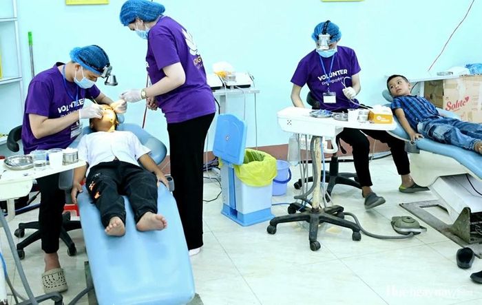 Khám, tư vấn chăm sóc sức khỏe răng miệng cho trẻ em