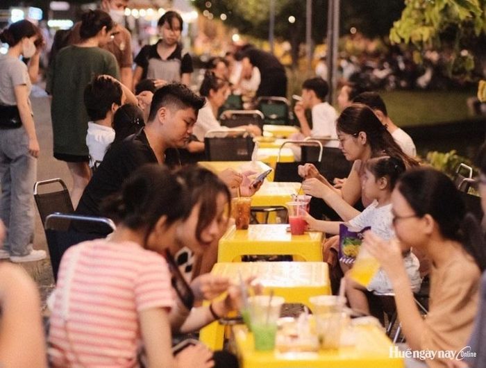 Khách hàng thưởng thức ẩm thực tại Phố đêm Nguyễn Văn Huyên