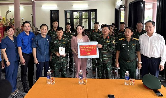 Đồng chí Nguyễn Thị Ái Vân cùng đoàn công tác tặng quà đến cán bộ, chiến sĩ Đội 192