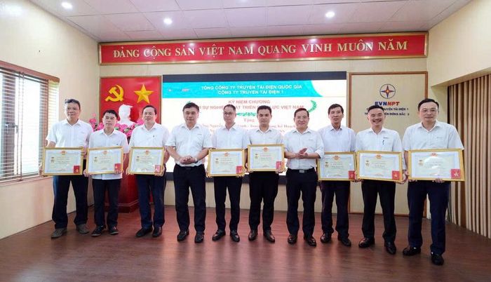 Ông Nguyễn Phúc An - Bí thư Đảng ủy, Giám đốc Công ty trao tặng Kỷ niệm chương cho các lãnh đạo phòng chức năng và TTĐ trực thuộc