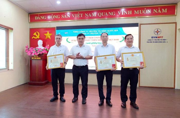 Ông Nguyễn Phúc An - Bí thư Đảng ủy, Giám đốc Công ty trao tặng Kỷ niệm chương cho các lãnh đạo Công ty