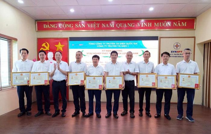 Ông Nguyễn Toàn Thắng - Chủ tịch Công đoàn PTC1 và ông Lã Mạnh Hoàn - PGĐ PTC1 trao Kỷ niệm chương cho lãnh đạo các TTĐ trực thuộc