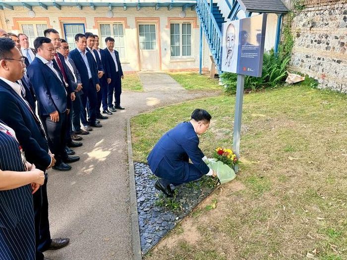 Các thành viên trong Đoàn thành kính dâng hoa tưởng niệm Chủ tịch Hồ Chí Minh tại nơi Người từng sống và làm việc ở thành phố Le Havre, Cộng hòa Pháp