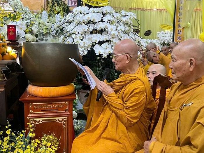 Trưởng lão Hòa thượng Thích Giác Giới tuyên đọc lời tưởng niệm của Trung ương Giáo hội