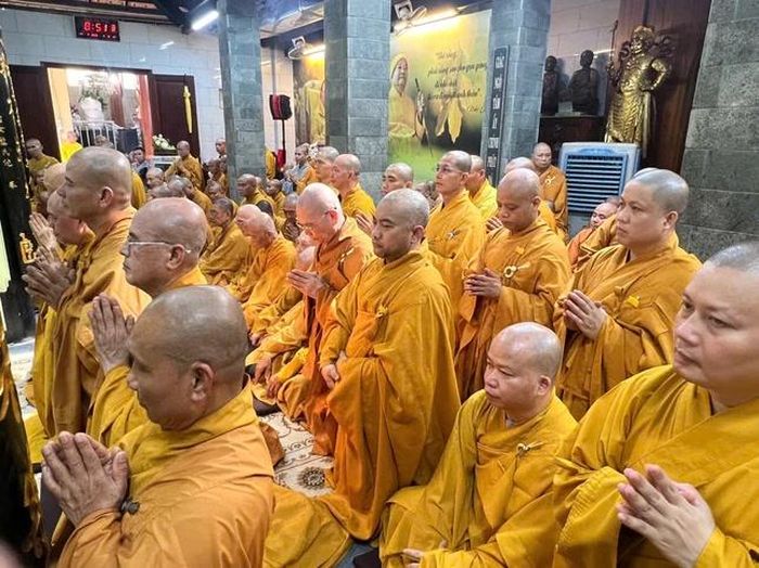 Môn đồ pháp quyến cung đối Giác linh đường tưởng niệm Tôn sư