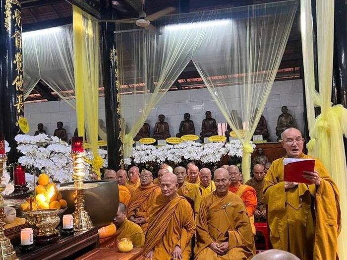 Thượng tọa Thích Lệ Lạc dâng lời tưởng niệm của Ban Trị sự GHPGVN tỉnh Vĩnh Long