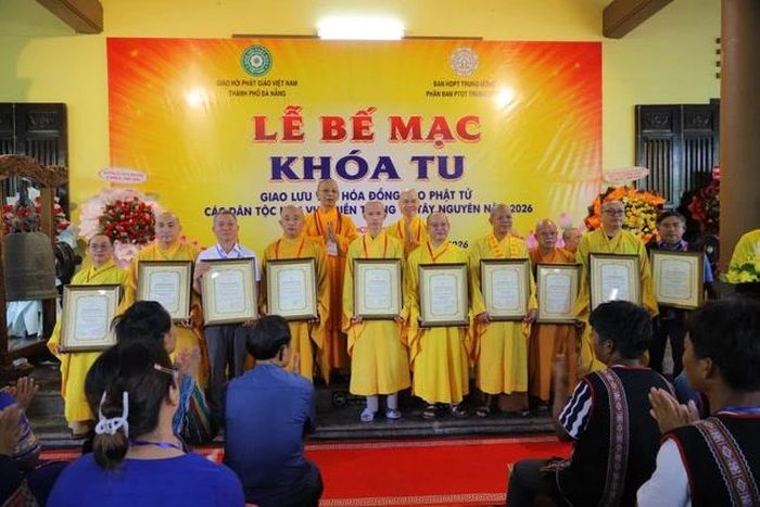 Tri ân những đóng góp cho khóa tu