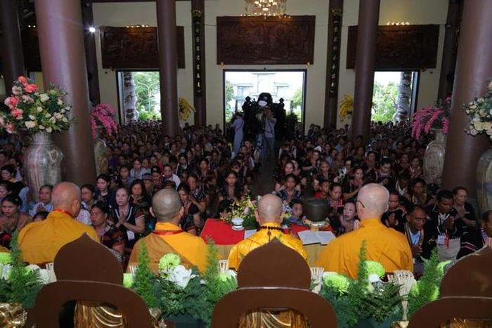 Đồng bào dân tộc quy y trong khóa tu