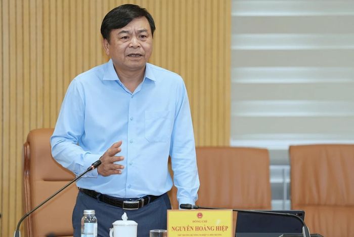 Thứ trưởng Bộ Nông nghiệp và Môi trường Nguyễn Hoàng Hiệp chủ trì Hội nghị về Dự thảo Nghị quyết của Chính phủ Quy định đơn giản hóa thủ tục hành chính về mã số vùng trồng, mã số cơ sở đóng gói.