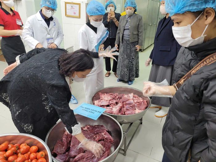 Đoàn kiểm tra liên ngành phường Phú Diễn kiểm tra đột xuất bữa ăn bán trú tại các trường trên địa bàn. Ảnh: Hanoimoi.vn.