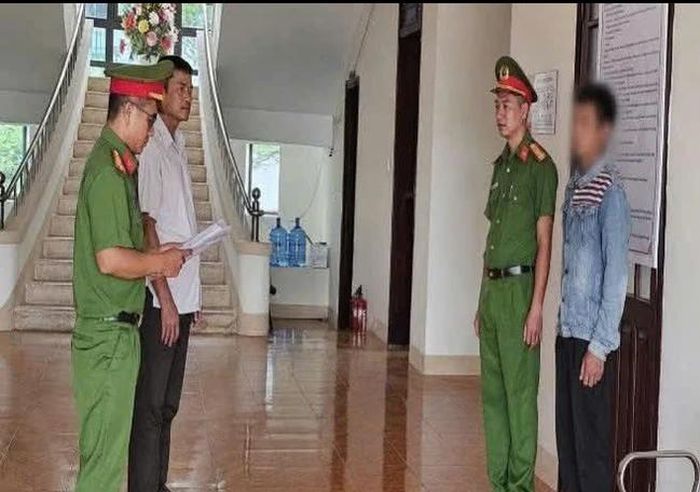 Cơ quan Công an tỉnh Quảng Ngãi tống đạt quyết định khởi tố và lệnh bắt tạm giam đối với A Hlis. Ảnh: Công an Quảng Ngãi