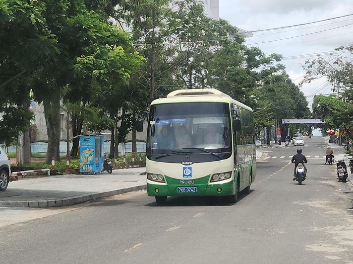 Hoạt động vận tải chiều Đông - Tây Quảng Ngãi sôi động sau nhập tỉnh. (Ảnh: Lê Danh)