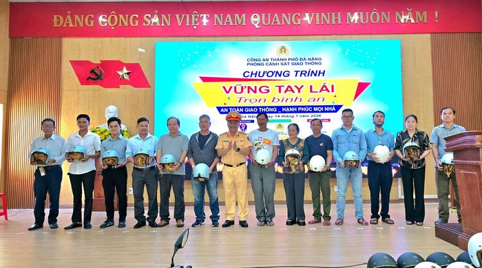 Mũ bảo hiểm chất lượng được trao tặng cho người dân phường Hải Vân.