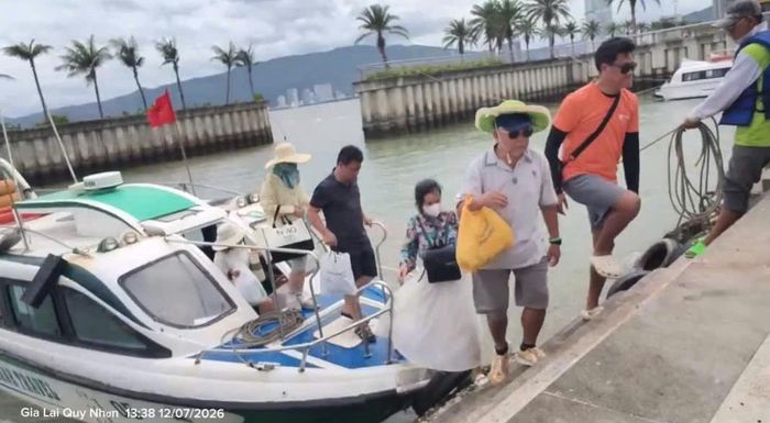 Ca nô vi phạm được người dân ghi lại và phản ánh đến Phòng CSGT Công an tỉnh Gia Lai. (Ảnh cắt từ clip).