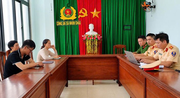 Phòng CSGT Công an tỉnh Gia Lai giải thích, tuyên truyền cho chủ xe, lái xe chở khách du lịch trên đảo Cù Lao Xanh về những quy định khi tham gia giao thông.