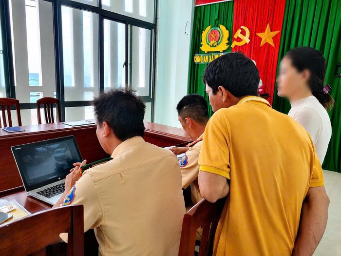 Đội CSGT đường bộ số 4 cho lái xe, chủ xe xem clip phương tiện vi phạm được người dân phản ánh đến Cục CSGT.