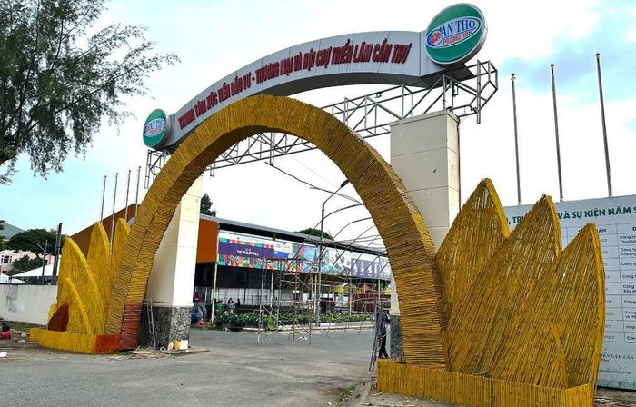 Trung tâm Hội chợ triển lãm TP Cần Thơ ngừng hoạt động nhiều năm nay được giao cho Sở Công Thương tổ chức các hoạt động xúc tiến thương mại, hội chợ, triển lãm trong thời gian chờ kêu gọi đầu tư.