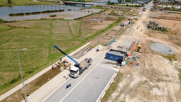 Đại diện Công ty Xây dựng Đông Anh - một trong các nhà thầu thi công dự án cho biết, hiện đơn vị đang thi công các hạng mục cống thoát nước, mương thoát nước và đắp đất. Dự kiến, cuối tháng 8 này đơn vị sẽ thảm bê tông nhựa để đấu nối với tuyến quốc lộ 12C. 