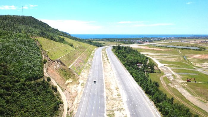 Có quy mô lớn nhất trong hệ thống hạ tầng giao thông khu kinh tế Vũng Áng, Dự án đường trục chính trung tâm nối quốc lộ 1 (đoạn tránh thị xã Kỳ Anh cũ) đến cụm cảng nước sâu Vũng Áng - Sơn Dương có chiều dài 17,45km với tổng mức đầu tư 1.437 tỷ đồng.