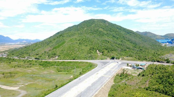 Đây là tuyến giao thông giữ vai trò "xương sống" của khu kinh tế Vũng Áng, kết nối hệ thống quốc lộ với cảng biển và các khu công nghiệp trọng điểm. Trong ảnh là tuyến đường ngang dài 8,55km kết nối cảng Vũng Áng, cảng Sơn Dương với khu liên hợp Gang thép Formosa Hà Tĩnh đưa vào khai thác.