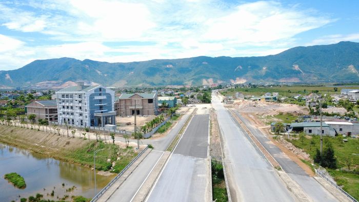 Theo lãnh đạo BQL Dự án đầu tư xây dựng khu vực Khu kinh tế tỉnh Hà Tĩnh (chủ đầu tư dự án) hiện sản lượng thi công các gói thầu trên tuyến trục chính khoảng 80%. 