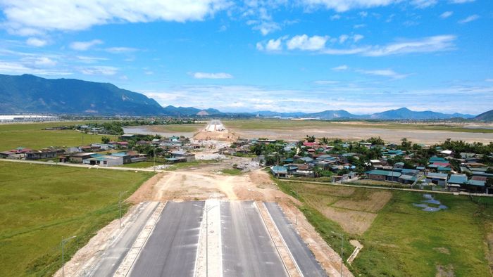 Hiện tuyến trục chính dài 8,9km nối quốc lộ 1 với cảng Sơn Dương còn vướng còn 4 hộ chưa nhận tiền; 6 hộ chưa phá dỡ. Thời điểm này địa phương đang tiếp tục tuyên truyền vận động các hộ dân bàn giao mặt bằng. 