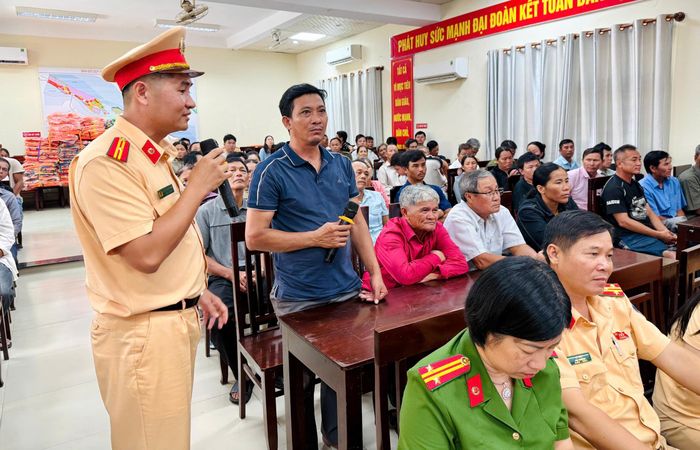 Cục Cảnh sát giao thông và Phòng Cảnh sát giao thông Công an TP Huế tuyên truyền pháp luật về trật tự, an toàn giao thông đường thủy tại khu vực phá Tam Giang.