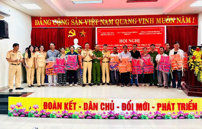Cục Cảnh sát giao thông và Phòng Cảnh sát giao thông Công an TP Huế trao tặng 200 áo phao cho các hộ ngư dân trên địa bàn phường Thuận An.