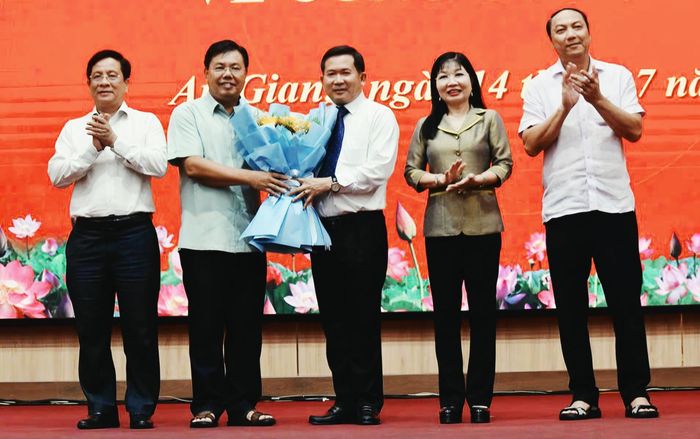 Ban Thường vụ Tỉnh ủy An Giang tặng hoa chúc mừng tân Phó bí thư Tỉnh ủy Đinh Văn Nơi.