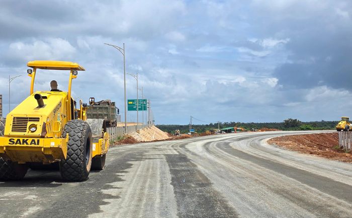 Nút giao CT02 đang gấp rút hoàn thiện, sẵn sàng thảm bê tông nhựa quyết tâm đưa dự án về đích dịp Quốc khánh 2/9. Ảnh: Ngọc Hùng.