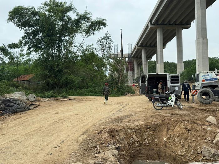 Đường công vụ của dự án bị ngắt quãng do vướng đất của một hộ dân ở xóm 5, xã Thần Lĩnh.