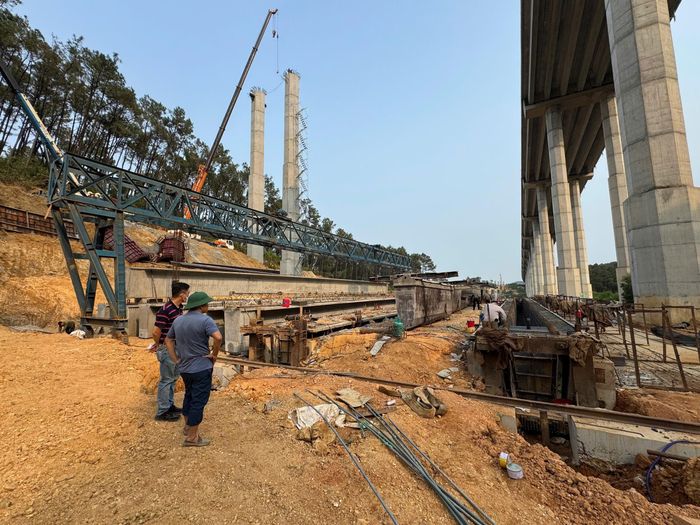 Liên tiếp gặp khó khăn trong quá trình thi công dẫn đến việc các nhà thầu thi công chưa đạt được tiến độ đề ra.