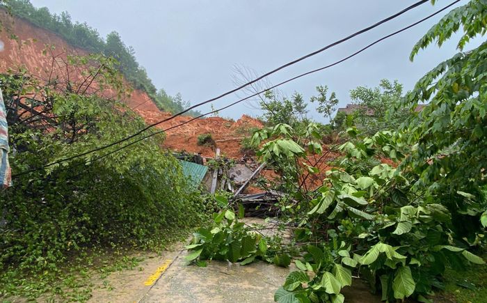 Công an tỉnh Quảng Ngãi khuyến cáo người dân nhanh chóng rời đi đến nơi an toàn, tránh việc lân la cứu lấy tài sản dẫn đến không còn đường thoát thân khi xảy ra sạt lở.
