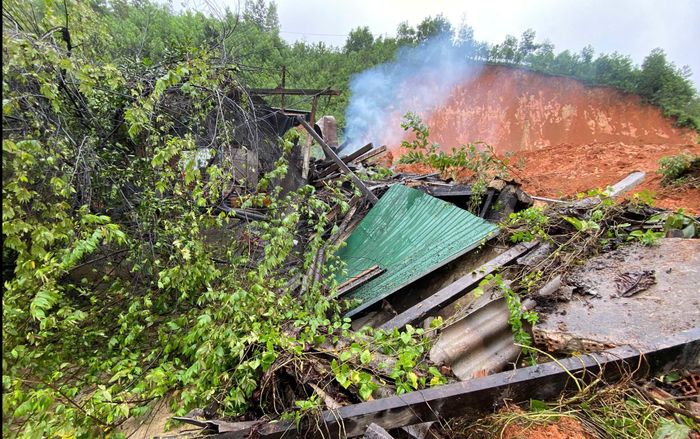 Sạt lở núi thường gây ra thiệt hại nặng về người và tài sản nếu người dân không đề cao cảnh giác.