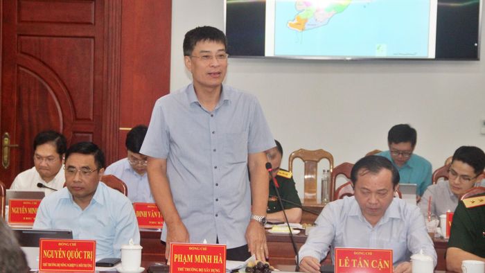 Thứ trưởng Bộ Xây dựng Phạm Minh Hà giải đáp các kiến nghị của tỉnh Cà Mau.