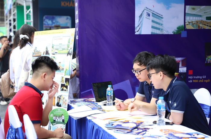 Học sinh nghe tư vấn, tìm hiểu thông tin tuyển sinh tại Trường Đại học Xây dựng Hà Nội.