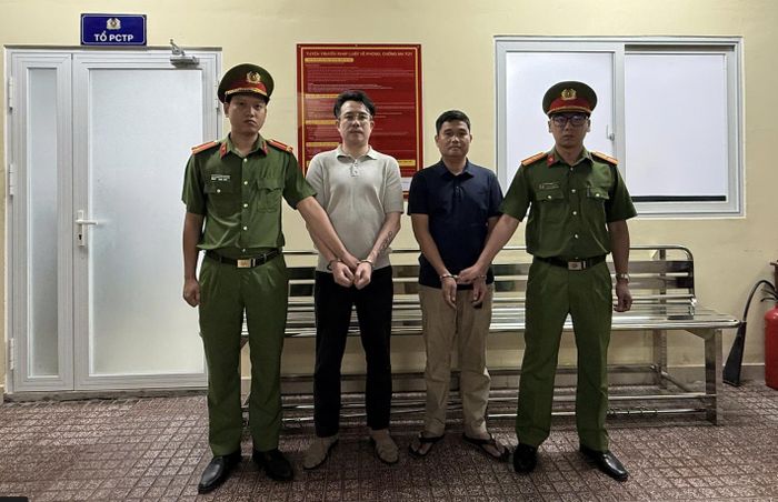 Trần Thanh Lâm (áo đen) và Dương Quốc Thái tại cơ quan công an.