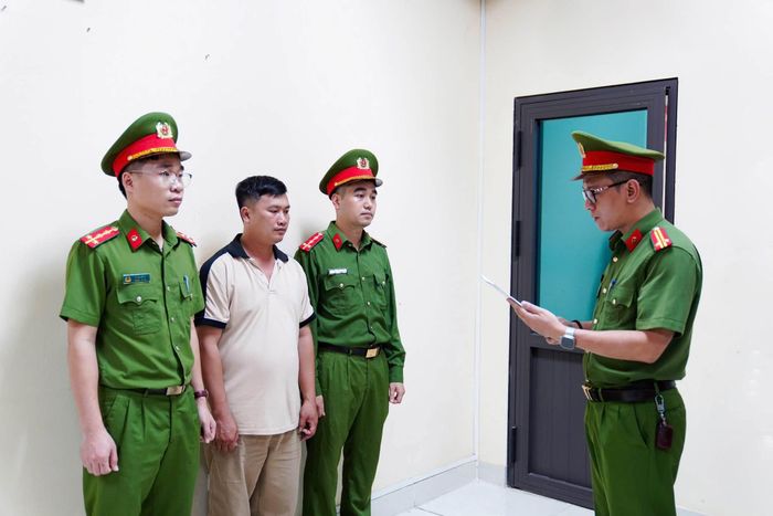 Cơ quan Cảnh sát điều tra Công an tỉnh Phú Thọ thi hành lệnh khởi tố bị can đối với Nguyễn Văn Hưng, SN 1989, trú tại phường Nông Trang, nhân viên kỹ thuật Công ty TNHH Thương mại và Dịch vụ Sông Lam.
