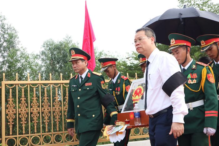 Chủ tịch UBND TP Đà Nẵng Nguyễn Mạnh Hùng (áo trắng) cùng Trung tướng Lê Ngọc Hải, Tư lệnh Quân khu 5 đưa hài cốt liệt sĩ về nơi an táng.