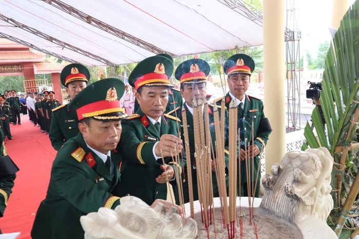 Đồng đội dâng hương các anh hùng liệt sĩ.