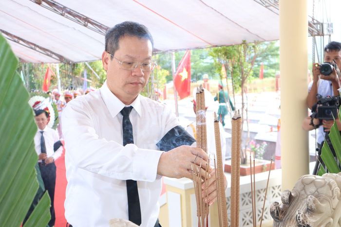 Chủ tịch UBND TP Đà Nẵng Nguyễn Mạnh Hùng tưởng nhớ các liệt sĩ tại hang Đá Sập.