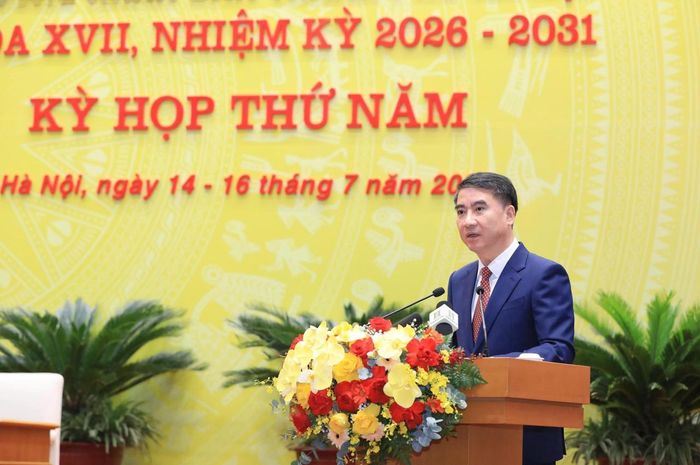Phó Chủ tịch UBND TP. Hà Nội Nguyễn Xuân Lưu trình bày báo cáo tại kỳ họp. Ảnh: Lê Hải