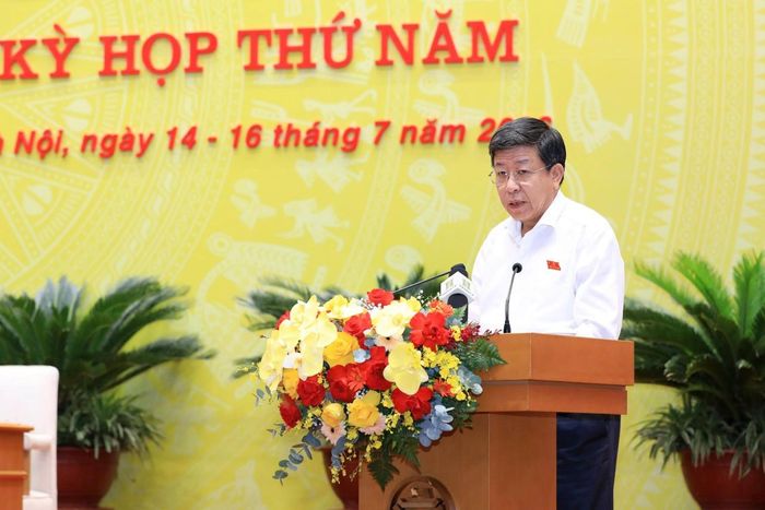 Phó Chủ tịch Thường trực UBND TP. Hà Nội Dương Đức Tuấn trình bày tại kỳ họp. Ảnh: Lê Hải