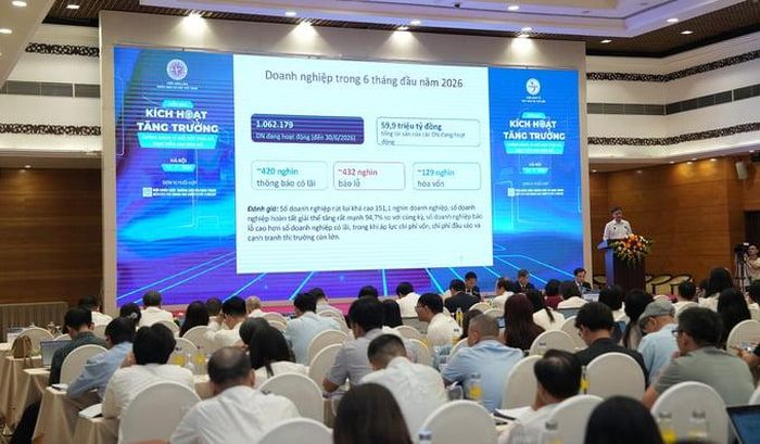  TS. Phạm Anh Tuấn, Phó Viện trưởng Viện Kinh tế Việt Nam và Thế giới tham luận tại Diễn đàn 