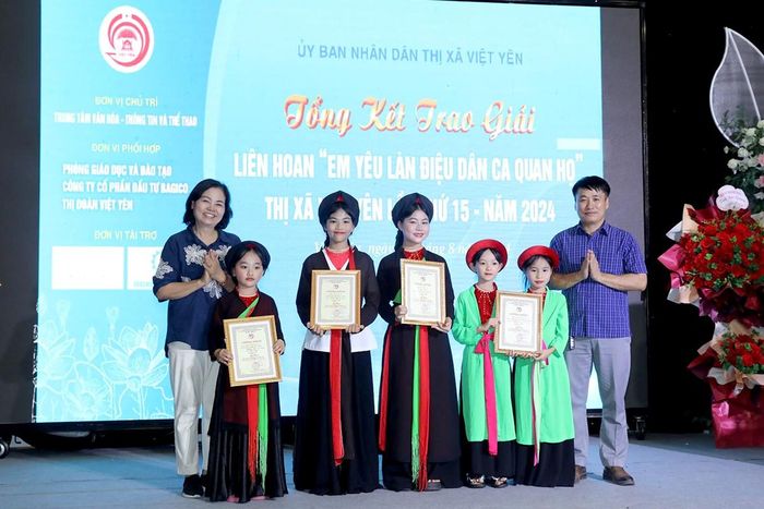 Buổi tổng kết của liên hoan "Em yêu làn điệu dân ca Quan họ" lần thứ 15 của Thị xã Việt Yên, nay là Phường Việt Yên.