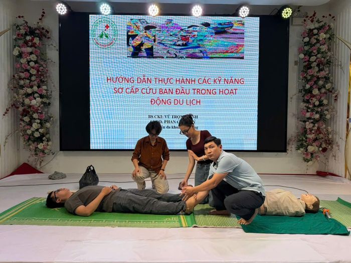 Báo cáo viên ngành Y tế hướng dẫn thực hành kỹ năng sơ cấp cứu ban đầu trong hoạt động du lịch.