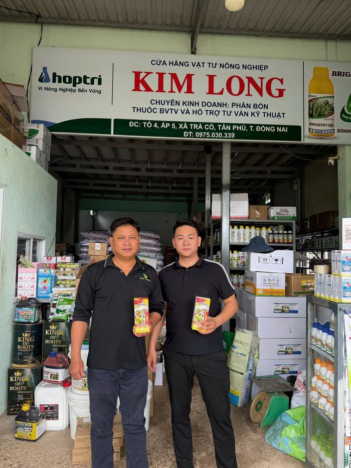Chủ cửa hàng Vật tư Nông nghiệp Kim Long và kỹ sư nông nghiệp Mai Tiến Đạt tại cửa hàng, sẵn sàng đồng hành cùng bà con nông dân.