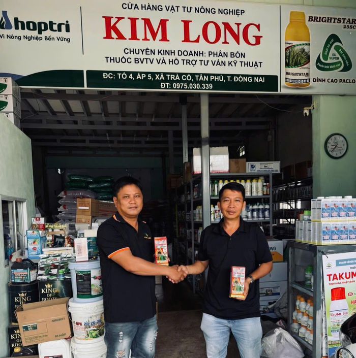 Chủ Cửa hàng Vật tư Nông nghiệp Kim Long (bên trái) trao đổi, bắt tay khách hàng sau quá trình tư vấn lựa chọn vật tư nông nghiệp phù hợp.