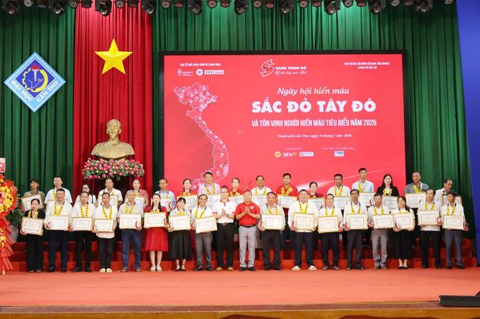 Thành phố Cần Thơ tổ chức Ngày hội “Sắc đỏ Tây đô” và tôn vinh người hiến máu tiêu biểu năm 2026. Ảnh: Phạm Trung
